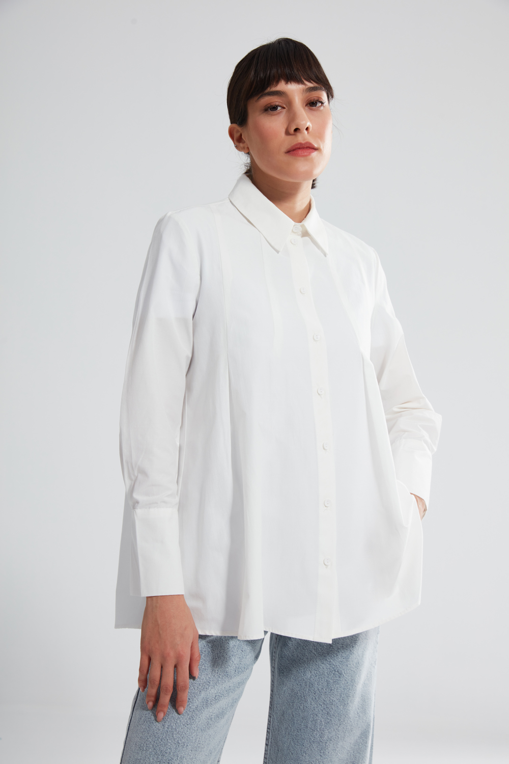 قميص بطيات أبيض بياقة كلاسيكية
