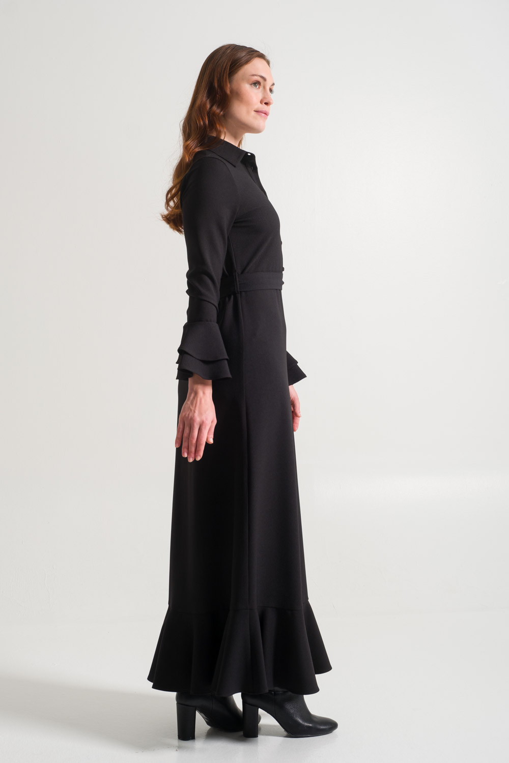 فستان طويل أسود بياقة قميص وأذرع واسعة
