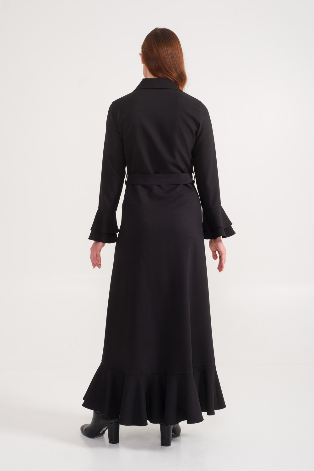 فستان طويل أسود بياقة قميص وأذرع واسعة