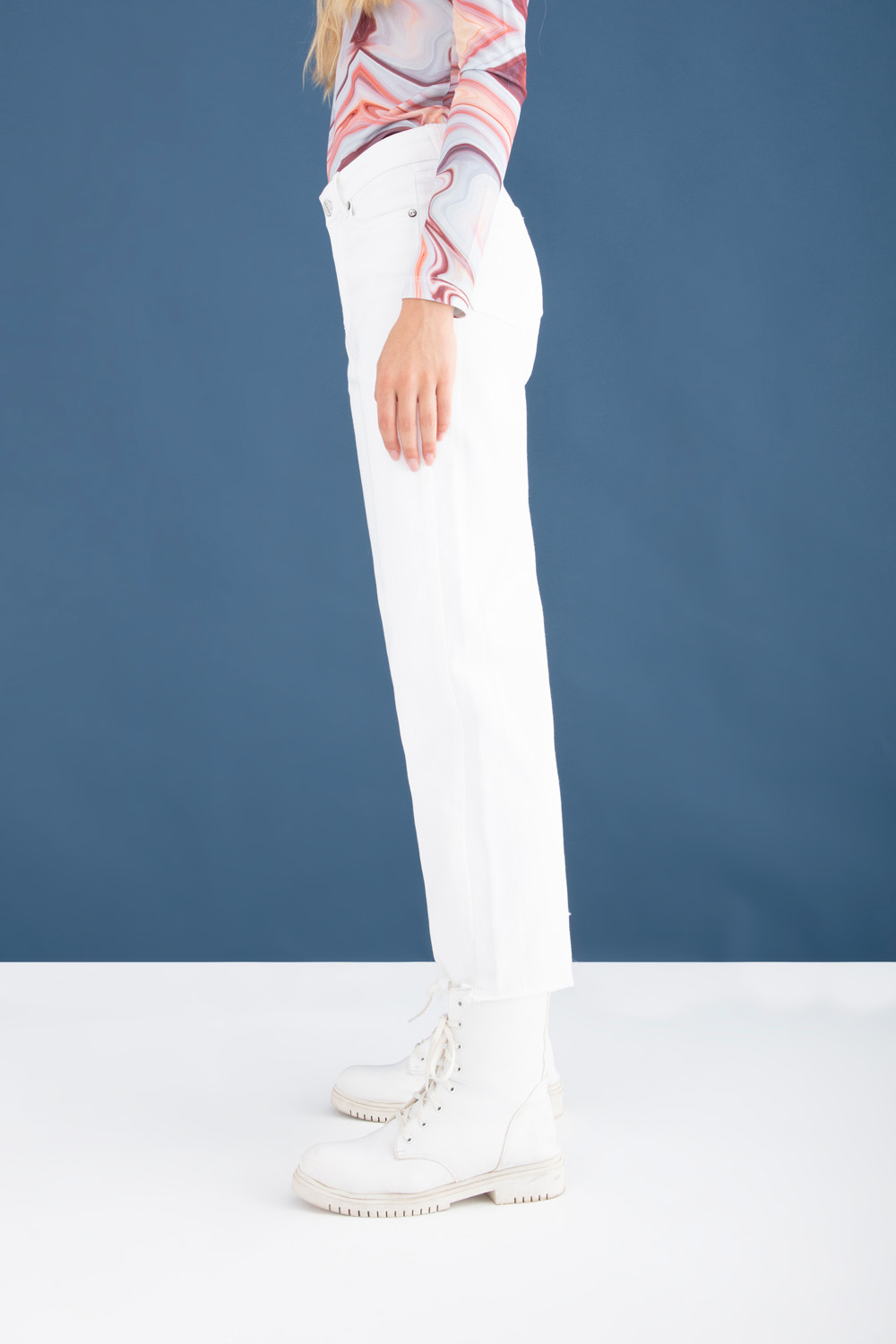بنطلون جينز أبيض بخصر مرتفع