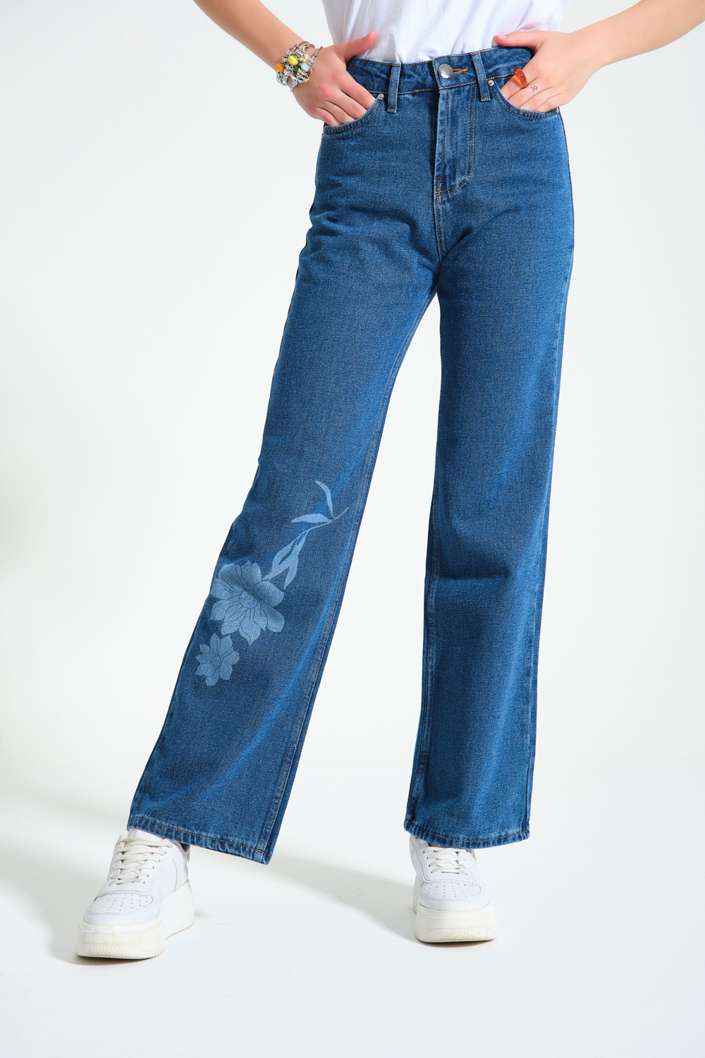 بنطلون جينز أزرق بطبعة ليزر