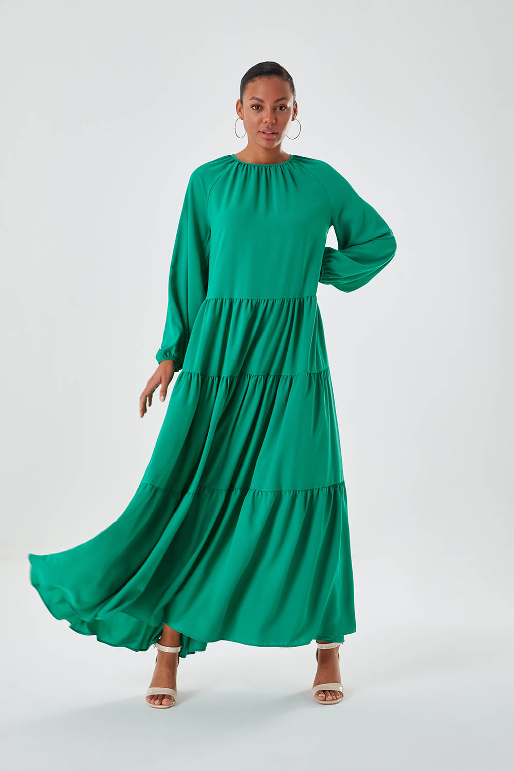 فستان أخضر طويل بقصة مريحة