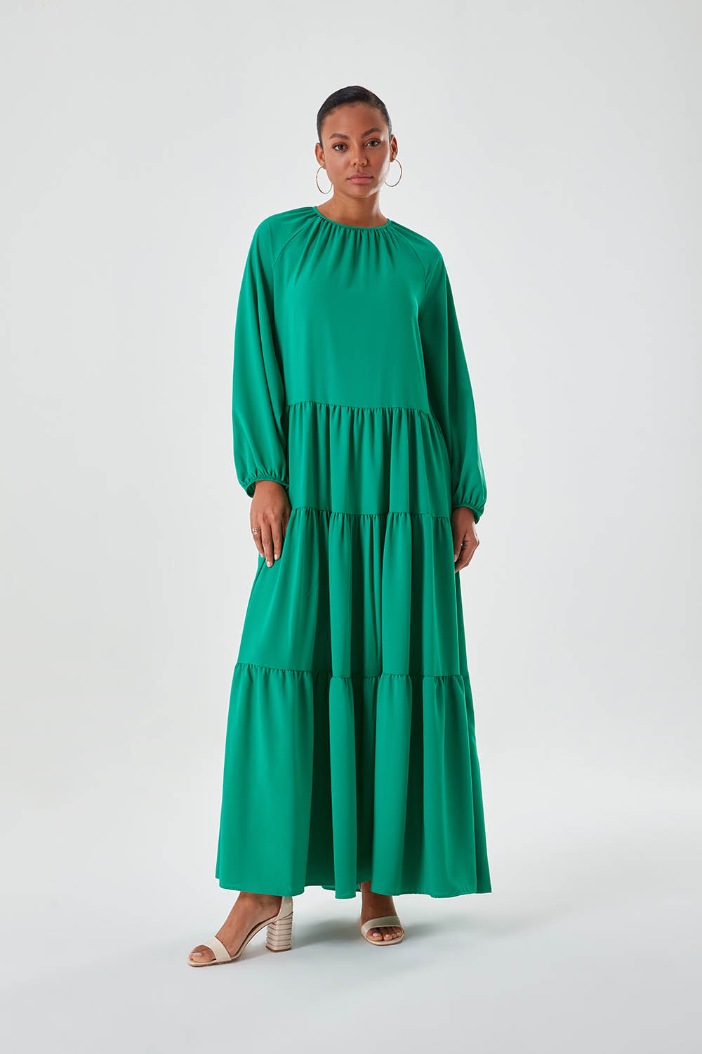 فستان أخضر طويل بقصة مريحة