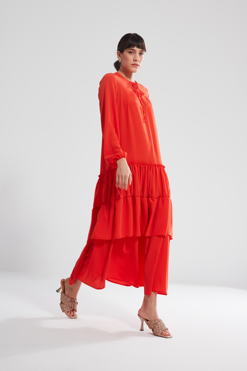 فستان برتقالي-أحمر بتفاصيل متدرجة وياقة برباط