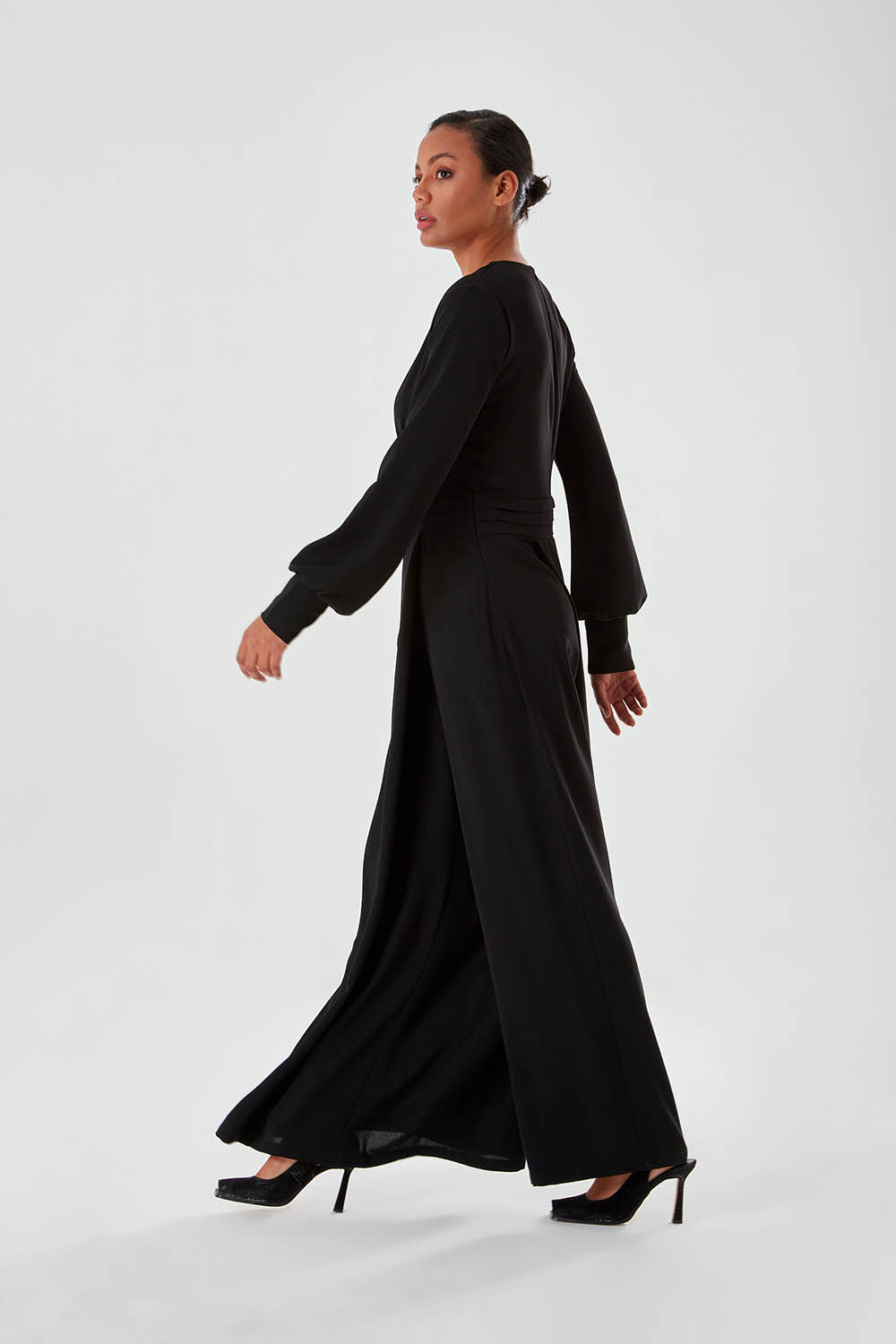 فستان جمبسوت أسود بياقة ملفوفة