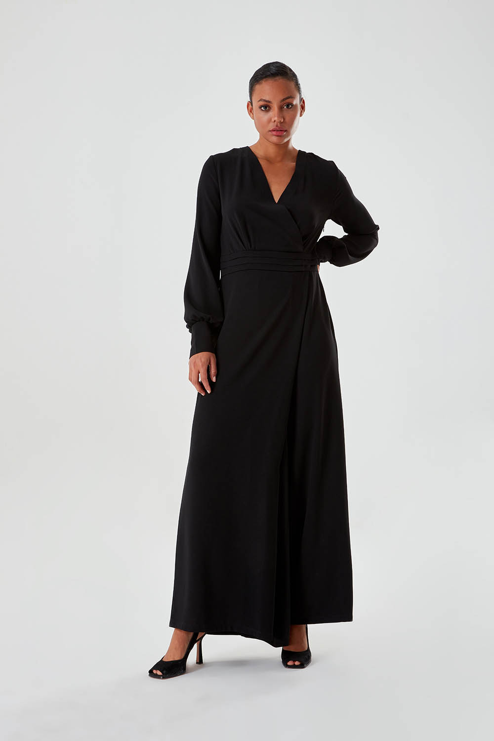 فستان جمبسوت أسود بياقة ملفوفة