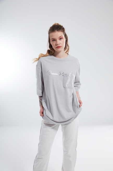 Mizalle - Gray Detailed Printed T-Shirt with a Pocket