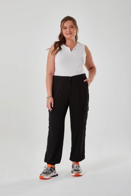 Mizalle - Black Woven Trousers with Cargo Pockets