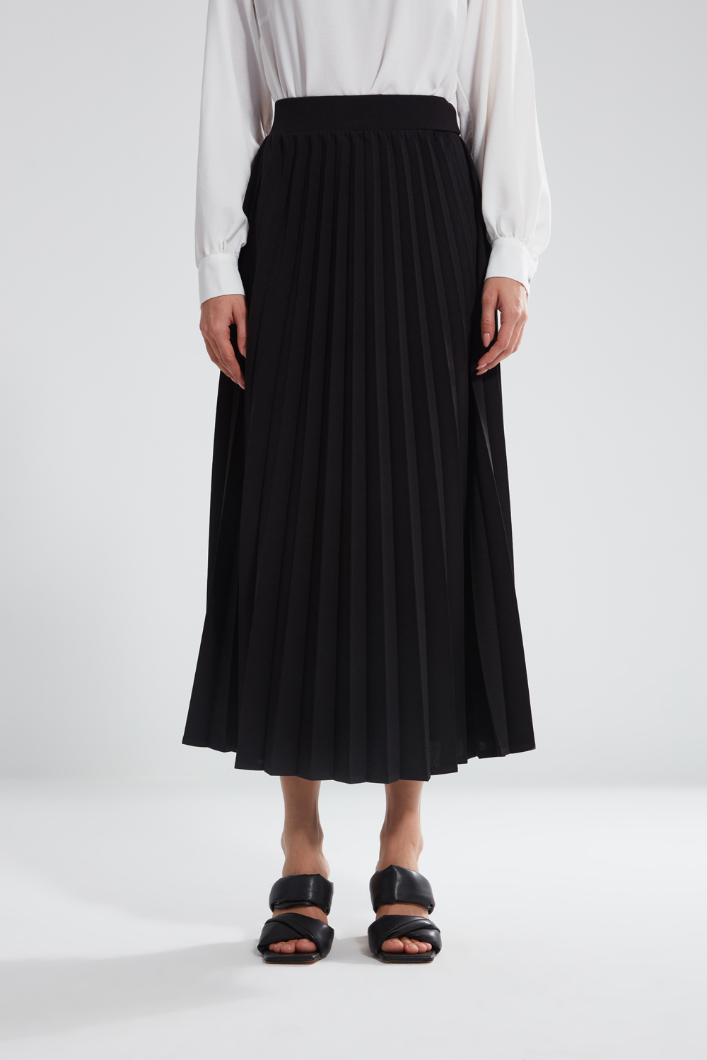 Knitted Crepe Black Pleated Skirt