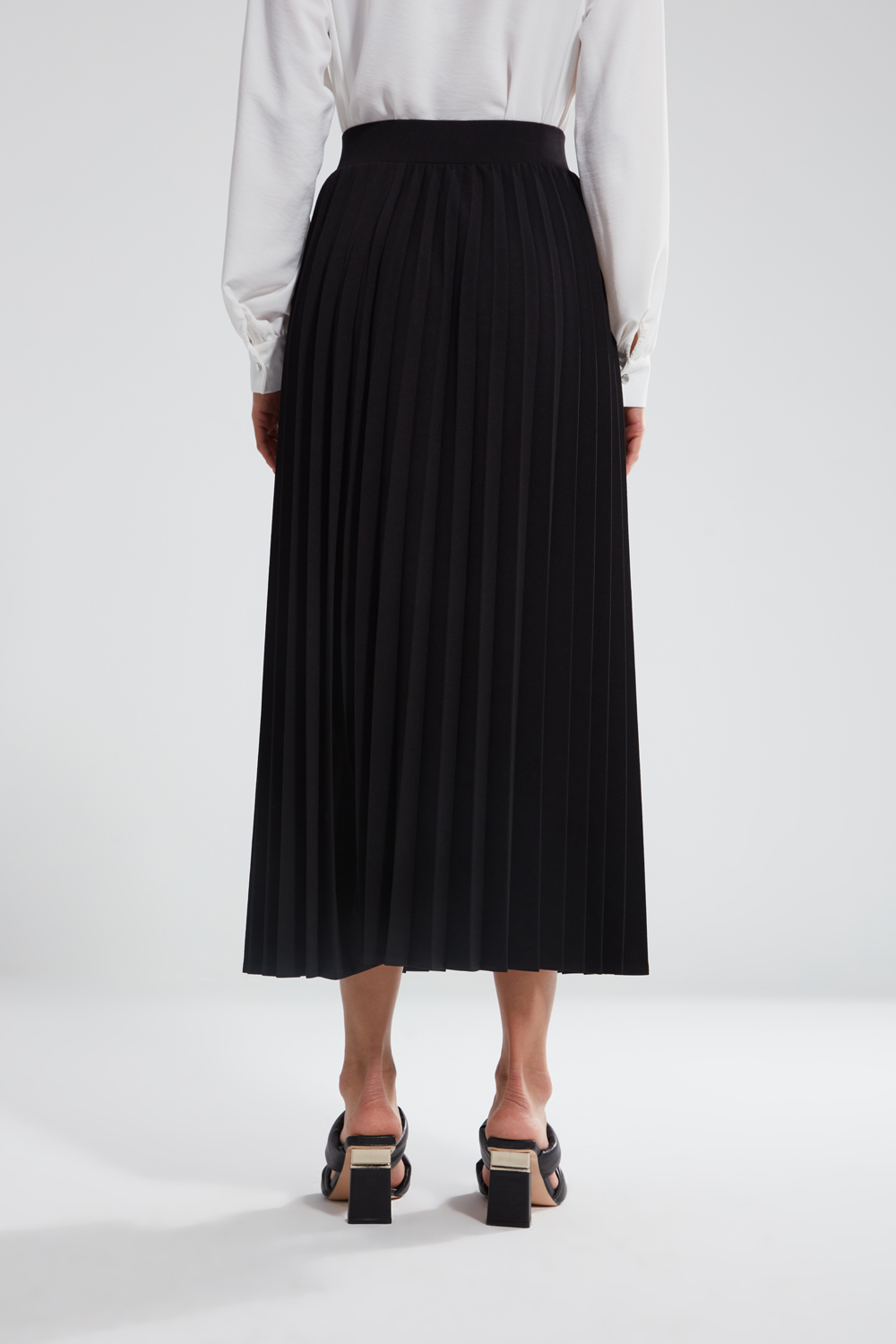 Knitted Crepe Black Pleated Skirt