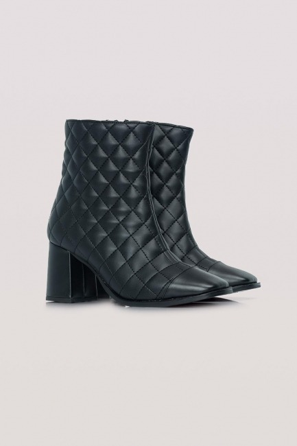 Mizalle - Quilted Boots (Black)