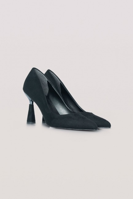 Mizalle - Shiny Heeled Suede Shoes (Black)