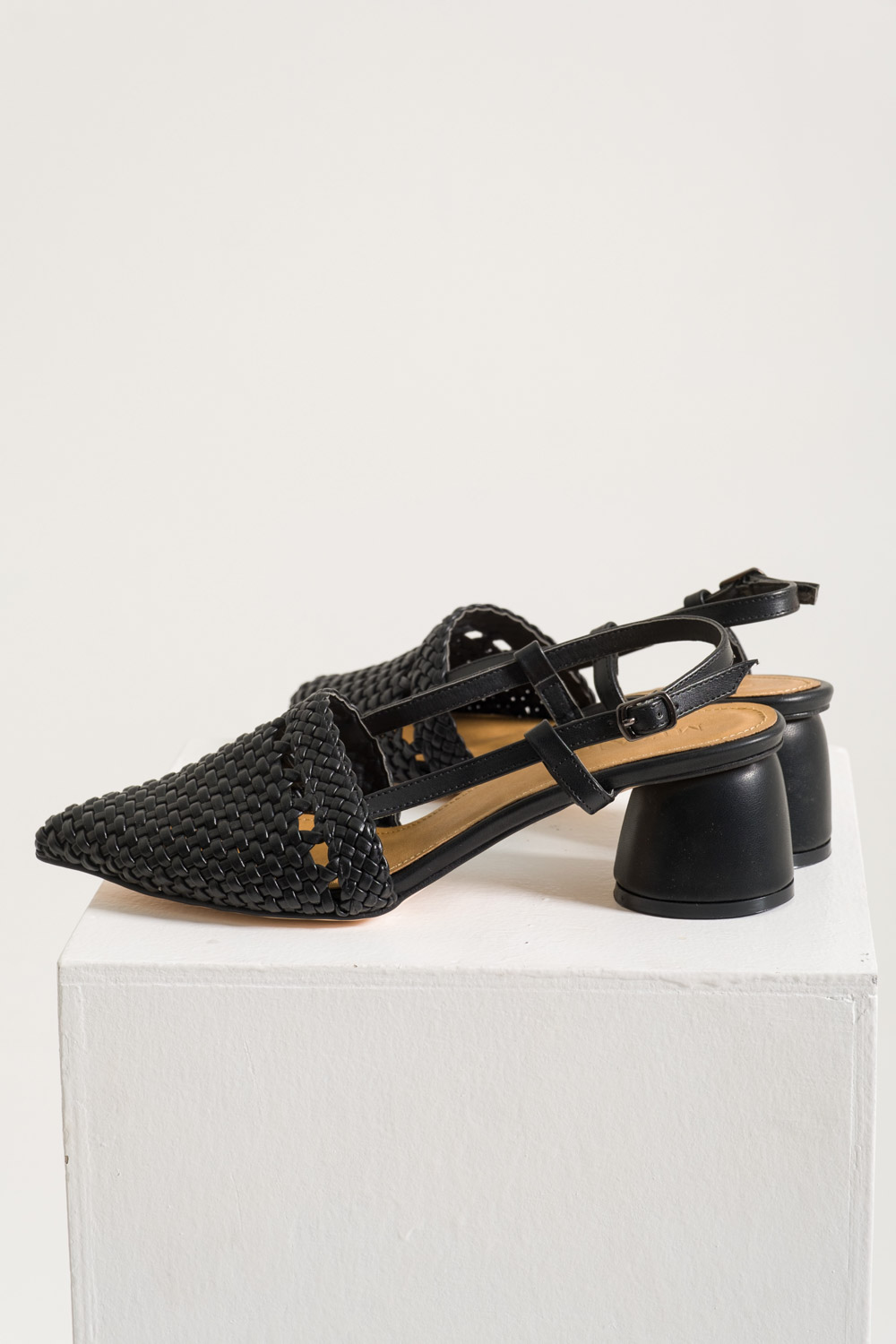 Hasır Görünümlü Siyah Topuklu Ayakkabı