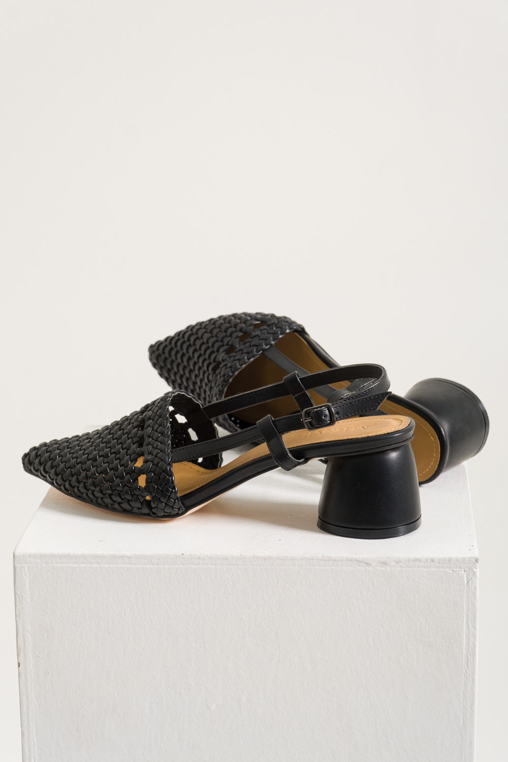 Hasır Görünümlü Siyah Topuklu Ayakkabı