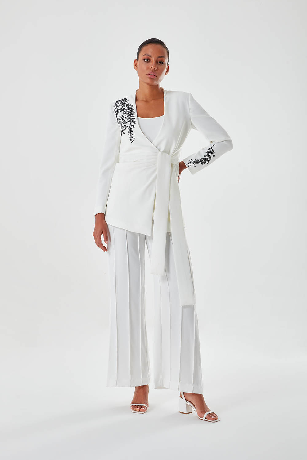 Nakış İşlemeli Beyaz Luxury Ceket