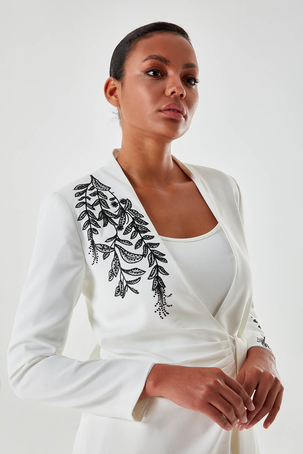 Nakış İşlemeli Beyaz Luxury Ceket
