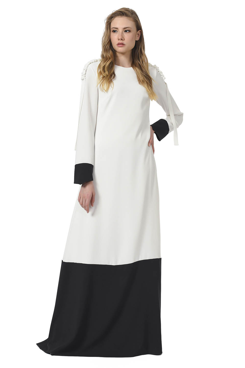Omuzu Büzgülü Tasarım Siyah-Beyaz Uzun Elbise