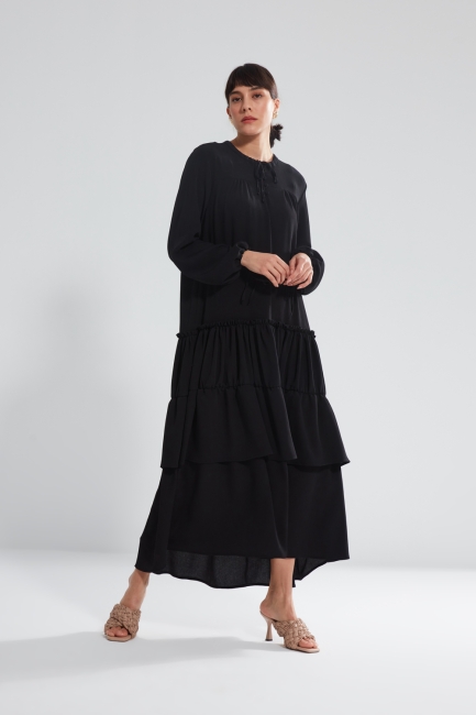 Mizalle - Yakası Bağcıklı Kat Detaylı Siyah Elbise